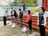 Trường Đại học Thủ Dầu Một trao gần 600 phần quà cho sinh viên không về quê ăn tết