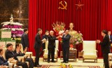 越共中央总书记、国家主席阮富仲向河内市党部、政府和民众拜年