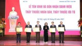 越南国家副主席邓氏玉盛向5名医生授予“人民医师”称号