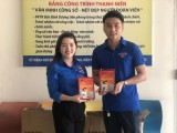 Chi đoàn Báo Bình Dương tặng sách cho Thành đoàn Thuận An
