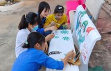 Xã đoàn Lạc An, huyện Bắc Tân Uyên: Vẽ tranh tuyên truyền trên ghế đá trường học