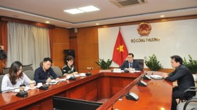 工贸部副部长邓黄安同英国国际贸易部贸易与投资国务大臣汉斯通电话