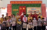 Thăm, tặng 300 phần quà cho học sinh khó khăn tỉnh Bình Thuận