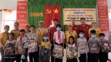 Provincial Red Cross Society visits, offers 300 gifts to disadvantaged students in Binh Thuan