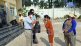 越南驻西哈努克省总领事馆向贫困越裔柬埔寨人赠送慰问品