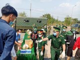 Hàng chục tấn hàng gửi người gốc Việt tại Campuchia chống COVID-19