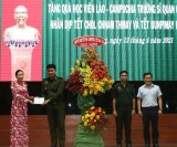 Đoàn cán bộ tỉnh Bình Dương tặng quà học viên Lào và học viên Campuchia nhân dịp Tết cổ truyền