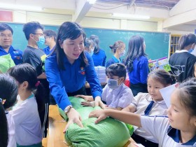 向爱心班学生颁发助学金和礼品