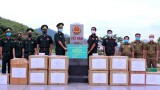 河静省和山罗省边防部队向老挝部分省份的军事及公安力量赠送防疫物资