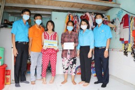 Tiếp tục chia sẻ khó khăn với công nhân lao động