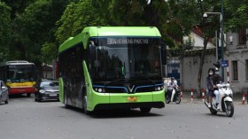 VinBus电动公交车驶上河内街道