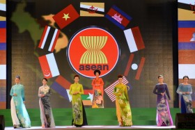 越南服装师在奥黛设计中采用东盟各国国花形象