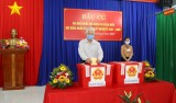 Former President Nguyen Minh Triet and provincial Party Committee Secretary vote at constituency No. 5 in Phu An commune’s Phu Thuan hamlet in Ben Cat town