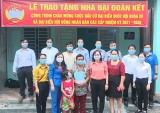Ủy ban MTTQ Việt Nam Tp.Thuận An: Trao nhà đại đoàn kết cho hộ nghèo, có hoàn cảnh khó khăn