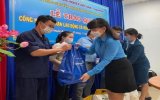 Công đoàn Khu công nghiệp Việt Nam - Singapore tặng quà công nhân khó khăn