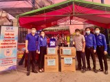 Thành đoàn Thuận An thăm hỏi, trao tặng hỗ trợ khu phong tỏa ở phường Bình Chuẩn