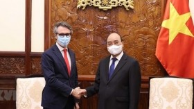 国家主席阮春福会见欧盟驻越南代表团团长乔治•阿里贝蒂大使