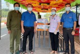 Huyện đoàn Bàu Bàng: Thăm, tặng quà các chốt kiểm soát phòng, chống dịch bệnh Covid-19