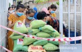 Thành đoàn Dĩ An: Trao hỗ trợ 650kg gạo cho người dân khu phong tỏa