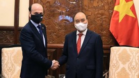 越南国家主席阮春福会见前来递交国书的各国驻越大使