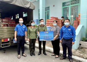 Thêm nhiều phần quà hỗ trợ phòng, chống dịch Covid-19