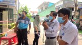 Lãnh đạo huyện Dầu Tiếng thăm hỏi, tặng quà người dân khu vực cách ly y tế