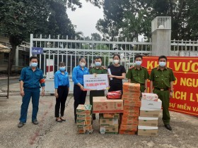 Tặng quà cho 11 đơn vị tuyến đầu chống dịch