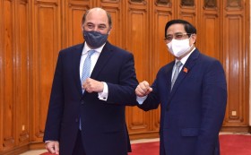范明正总理会见英国国防大臣华莱士
