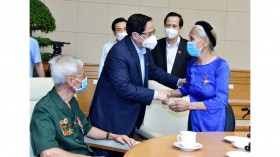 政府总理范明正会见对革命有功者、烈士家属代表团