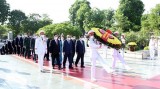 越南党和国家领导人上香缅怀英雄烈士