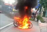 Không chấp hành kiểm tra, người đàn ông đốt xe máy cháy rụi