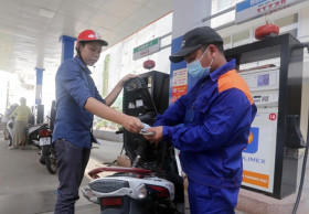 Giảm hơn 500 đồng, xăng RON95-III có giá trần là 21.131 đồng mỗi lít