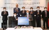 Belgian Foreign Ministry hands over 100,000 doses of vaccine to Vietnam