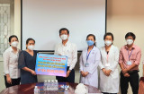 Bảo Minh Bình Dương trao tặng Bệnh viện Đa khoa tỉnh 500 triệu đồng