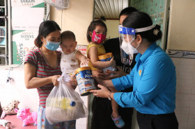 Nhiều phần quà tiếp tục đến với người dân khó khăn
