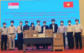 接收（新加坡）胜科集团捐赠的许多医疗设备