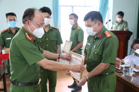 Khen thưởng đột xuất công an một số địa phương