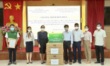Vietcombank Bình Dương trao tặng 2.000 bộ kit test nhanh cho TP.Thủ Dầu Một