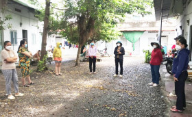 Lãnh đạo phường đến tận khu nhà trọ vận động công nhân ở lại