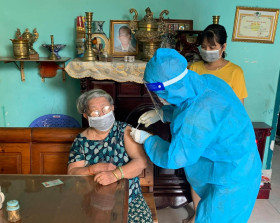 Phường Dĩ An: Tổ chức tiêm vắc xin tại nhà cho người già yếu
