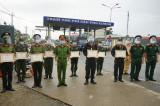 Tặng giấy khen chiến sĩ chốt kiểm soát dịch bệnh cầu Phú Cường