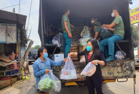 Giúp người dân vượt qua khó khăn do đại dịch