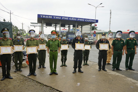 Cán bộ, chiến sĩ chốt kiểm soát cầu Phú Cường - Báo Bình ...