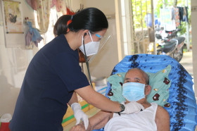 Tiêm vắc xin ngừa Covid -19 lưu động tận nhà cho người già, khuyết tật