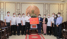 Bình Dương trao kinh phí hỗ trợ tỉnh Bình Phước phòng, chống dịch Covid-19
