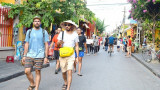 越南政府批准试点接待外国游客路线图