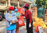 Hội Chữ thập đỏ tỉnh hỗ trợ nhu yếu phẩm cho 500 người dân khó khăn