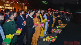 全国各地各族人民深切悼念因新冠肺炎疫情而病亡的同胞和牺牲的战士