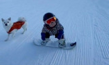 Bé gái 11 tháng tuổi trượt tuyết trở thành hiện tượng trên mạng xã hội