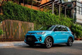 Khách hàng Việt hào hứng với Toyota Raize tại đại lý